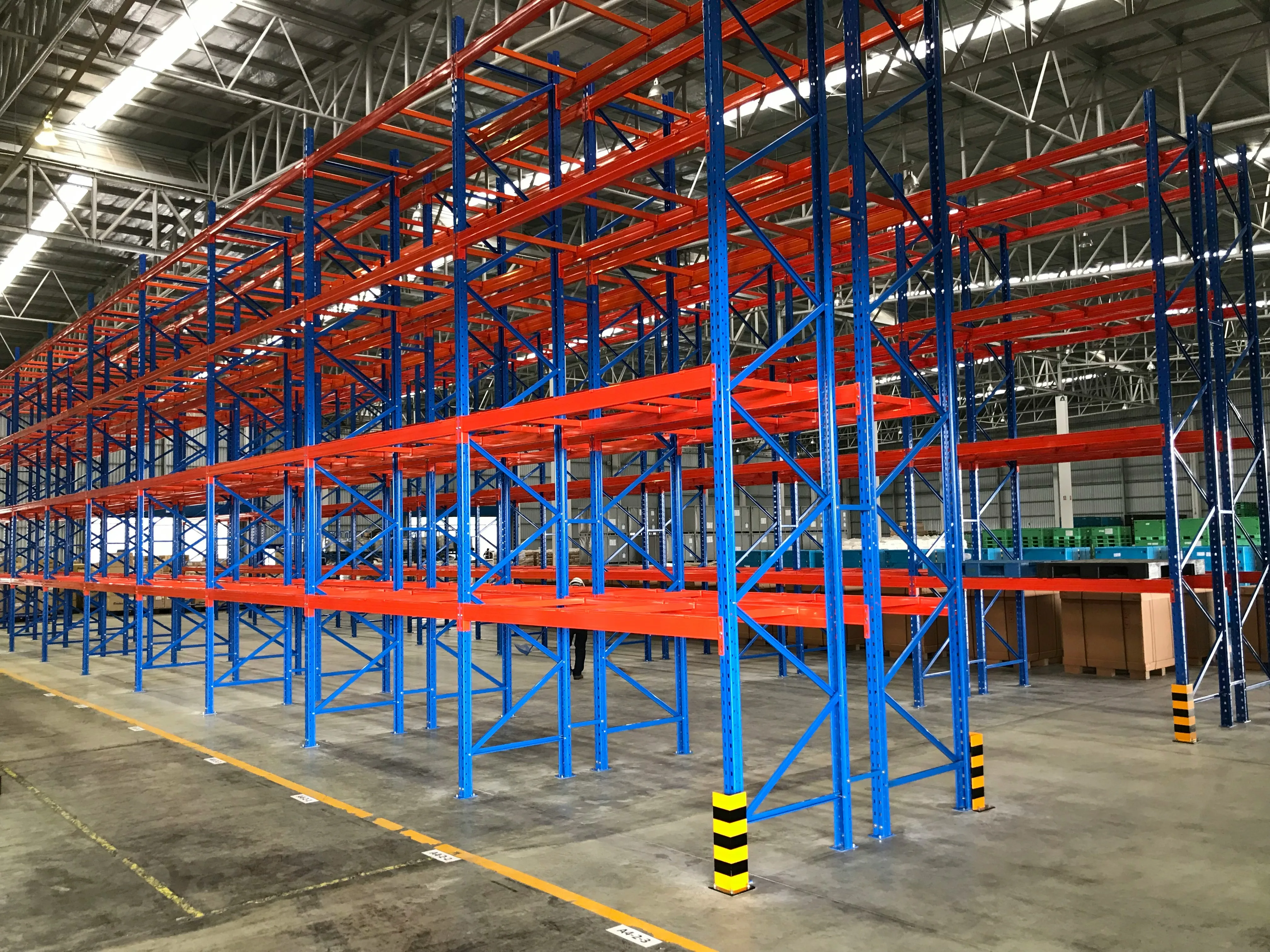 Hydraulic lift table for ergonomic material handling in a Richmond VA warehouse